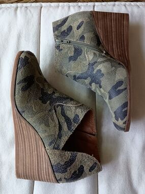 Lucky Brand Camo Leather Ankle Booties_7.5
